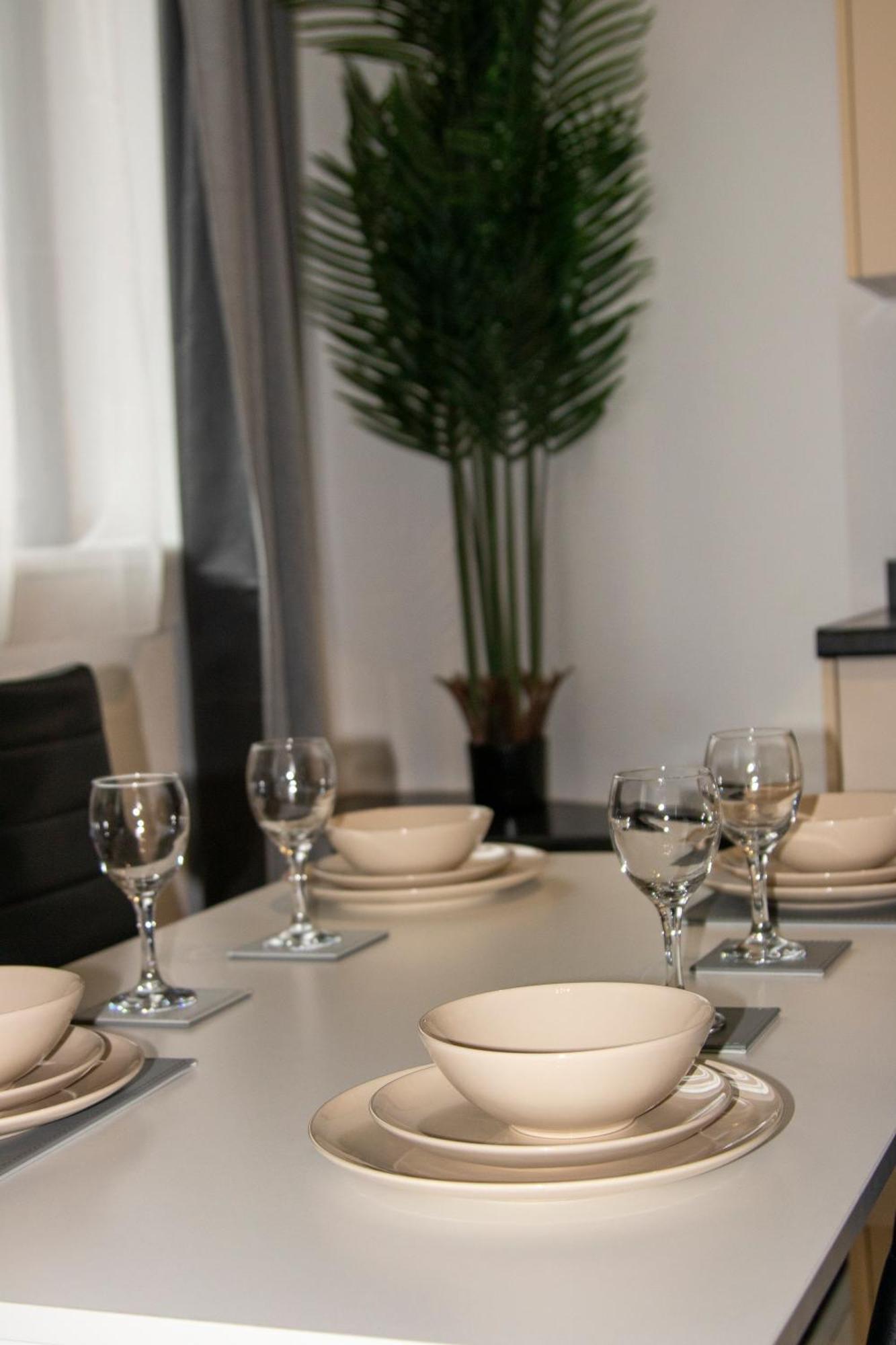 Ideal For Groups - 2 Bedroom Apartment - Free Parking, Transit Links, Close To Stadiums Manchester Zewnętrze zdjęcie